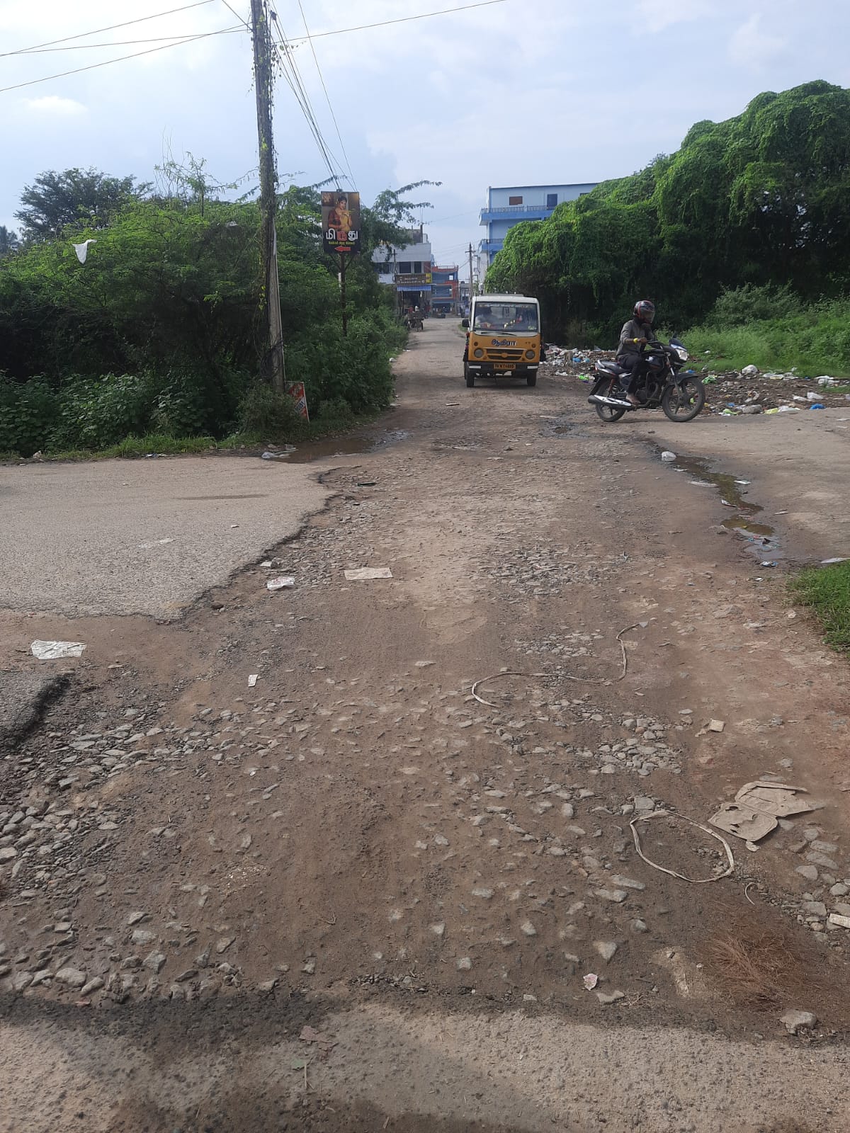 சாலை வேகத்தடை மற்றும் காவல் தடுப்பு அமைத்து தர கோரிக்கை