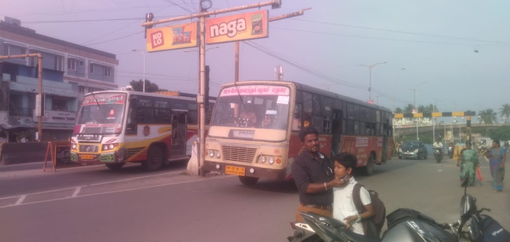 சாலை வேகத்தடை மற்றும் காவல் தடுப்பு அமைத்து தர கோரிக்கை